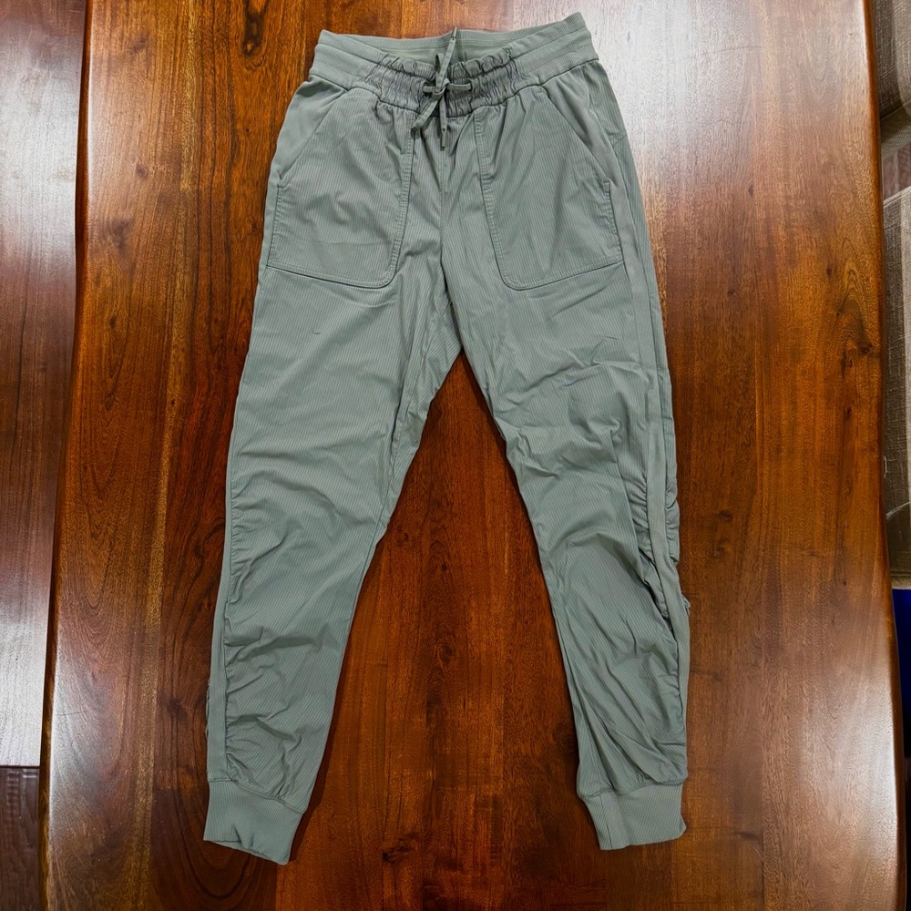 Lululemon Beyond The Studio Jogger 28” Size 6 Athleisure Travel Casual
